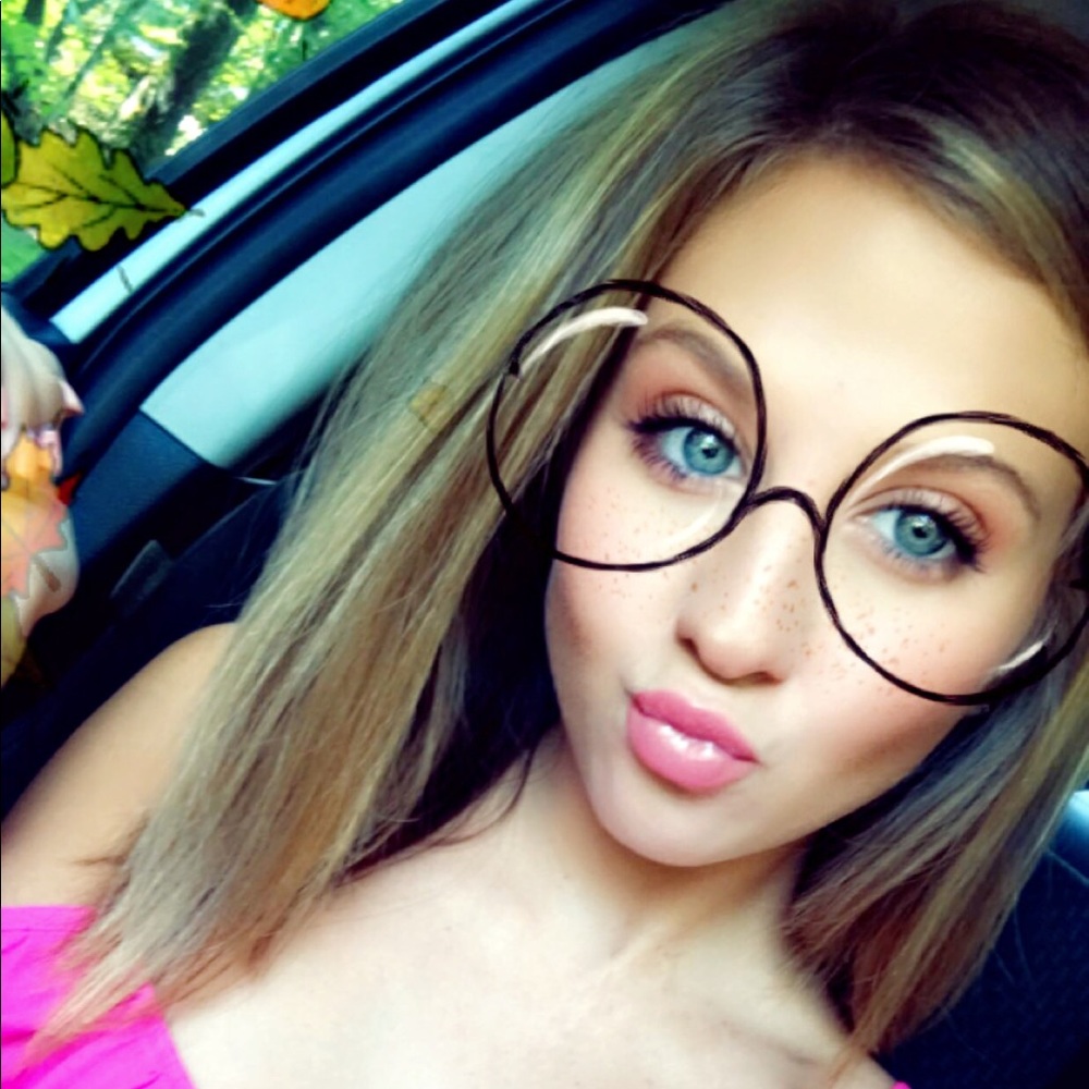 Meet your Posher, Emily